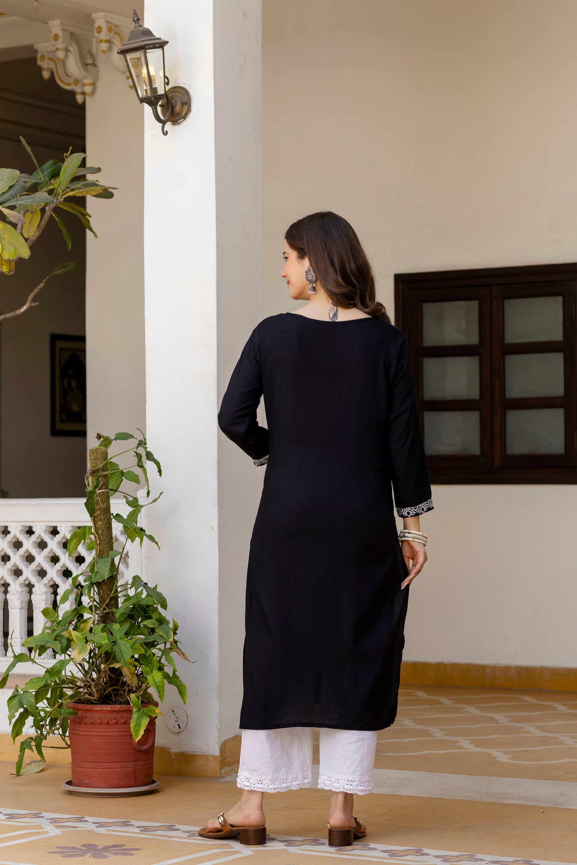 Black Solid Embroidered Straight Kurta.