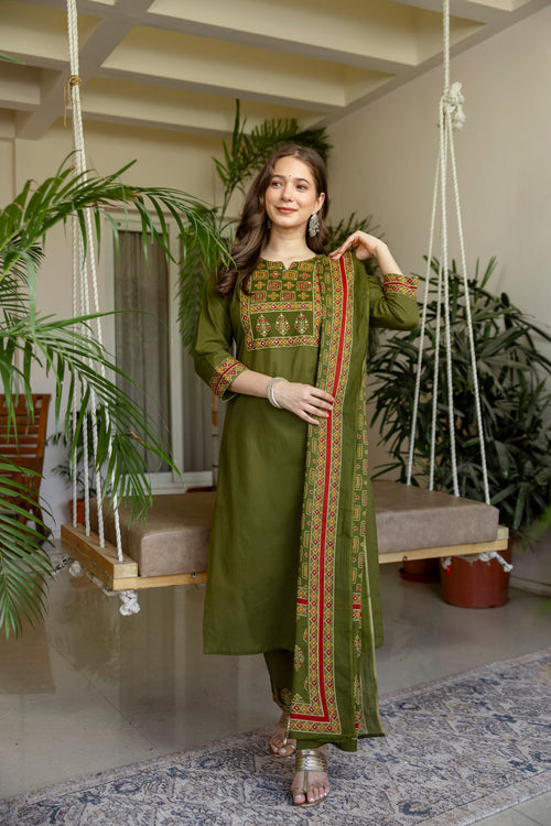 Green Printed Embroidered Kurta , Pant And Dupatta set.