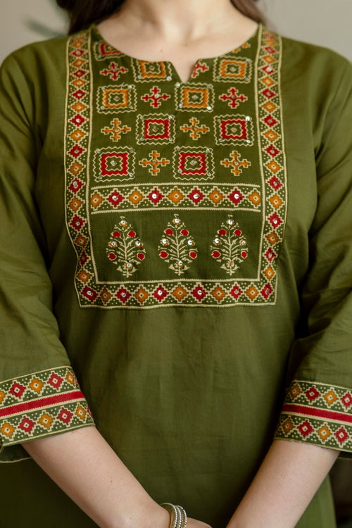 Green Printed Embroidered Kurta , Pant And Dupatta set.